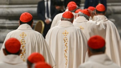 Strój dla papieża już gotowy. Zaczyna się konklawe