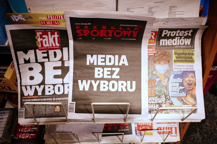 Strony tytułowe środowych dzienników / 	Albert Zawada /PAP