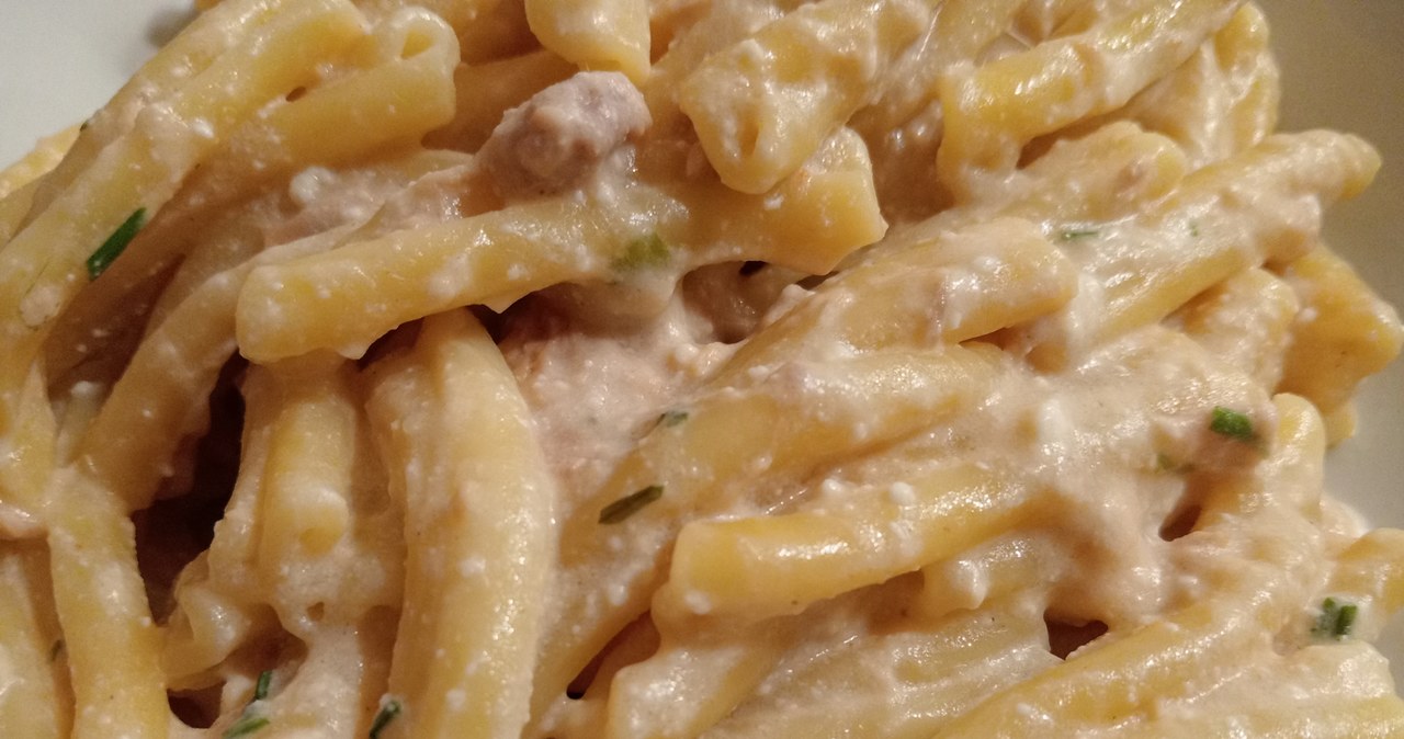 Strozzapreti z sosem carbonara smakuje równie dobrze, jak nie lepiej niż spaghetti /marcobir /123RF/PICSEL