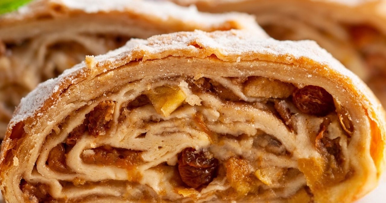 Strudel z jabłkami to idealne ciasto na jesień /sarsmis /123RF/PICSEL