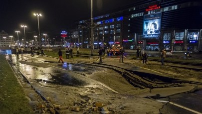 Strugi wody na ulicach Wrocławia po awarii wodociągowej