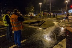 Strugi wody na ulicach Wrocławia po awarii wodociągowej
