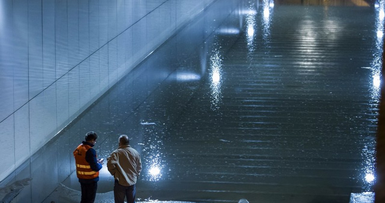 Strugi wody na ulicach Wrocławia po awarii wodociągowej