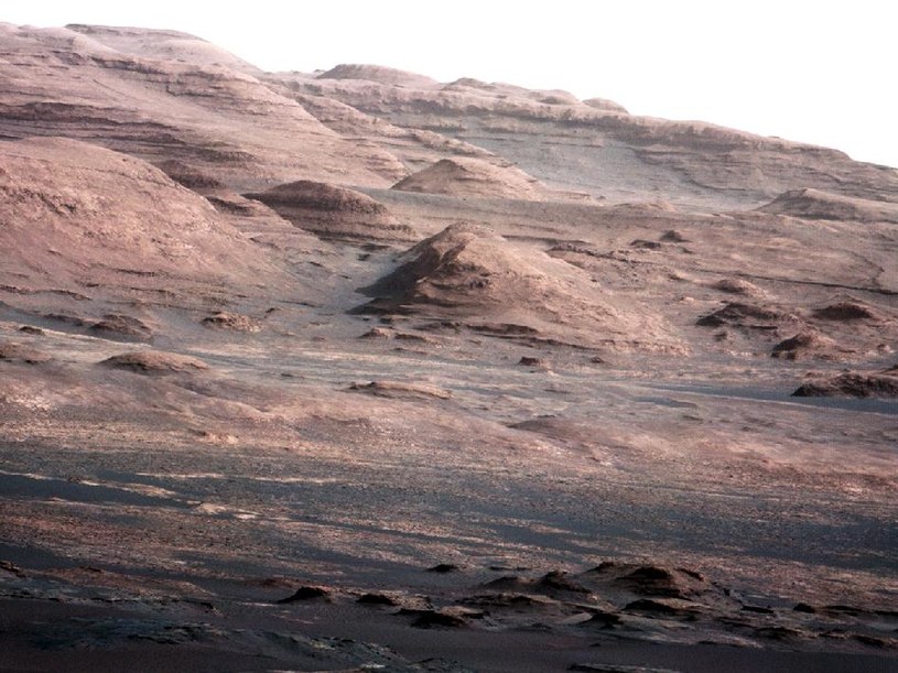 Struktura skalna Mount Sharp jest idealnym zapisem historii Marsa. Na jego szczycie znajdują się skały, które są najmłodsze. Im bardziej w dół, tym skały posiadają zapis znacznie starszych epok /NASA