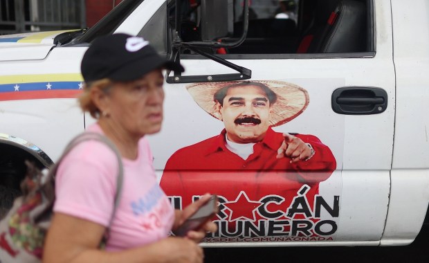 ​"Struktury państwa kontrolowane są przez reżim". Dembicz o odsunięciu Maduro