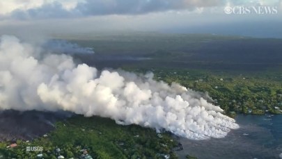 Strumień lawy wpływa do oceanu. Kłęby pary zagrażają mieszkańcom Hawajów