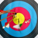 Strzała z łuku trafiła go w kolano. Wypadek w parku