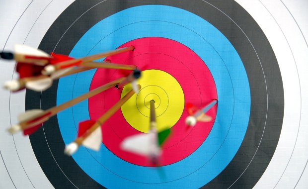 Strzała z łuku trafiła go w kolano. Wypadek w parku