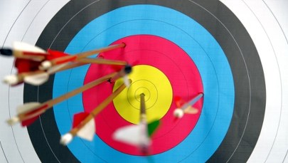 Strzała z łuku trafiła go w kolano. Wypadek w parku