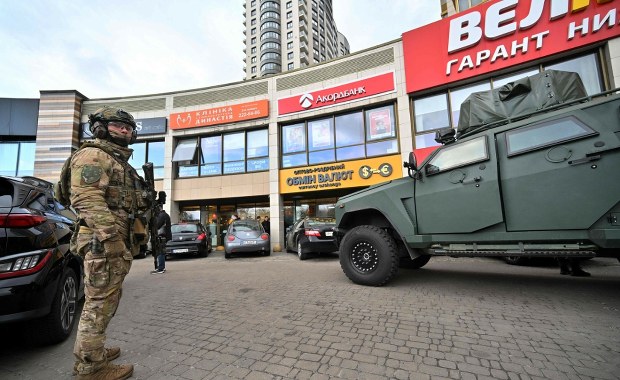 Strzały na ulicy, agresor wtargnął do supermarketu. Szturm ukraińskich służb na sklep