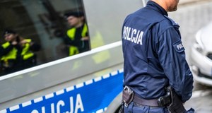 Strzały przed supermarketem i kuriozalna interwencja policji. Rusza śledztwo