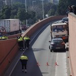Strzały w Barcelonie. Mężczyzna ukradł ciężarówkę i taranował pojazdy
