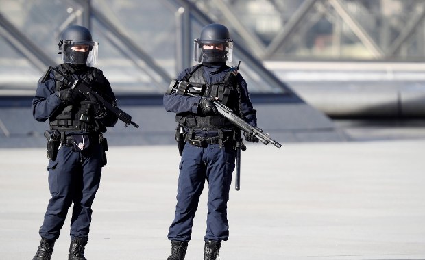 Strzały w pobliżu Luwru. Napastnik z nożem i maczetą krzyczał "Allah jest wielki!"