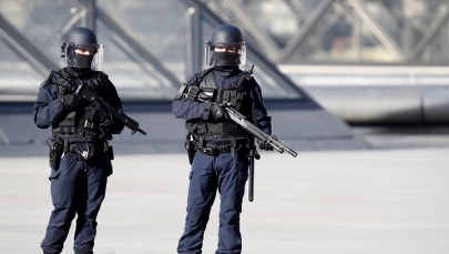 Strzały w pobliżu Luwru. Napastnik z nożem i maczetą krzyczał "Allah jest wielki!"