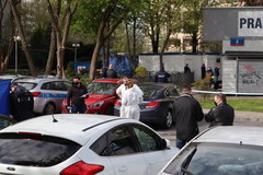 Strzały w Warszawie. Zakrwawiony mężczyzna zaatakował policjantów