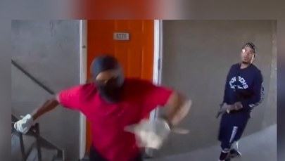 Strzelał do bandytów przez zamknięte drzwi. Film stał się viralem [ZOBACZ]