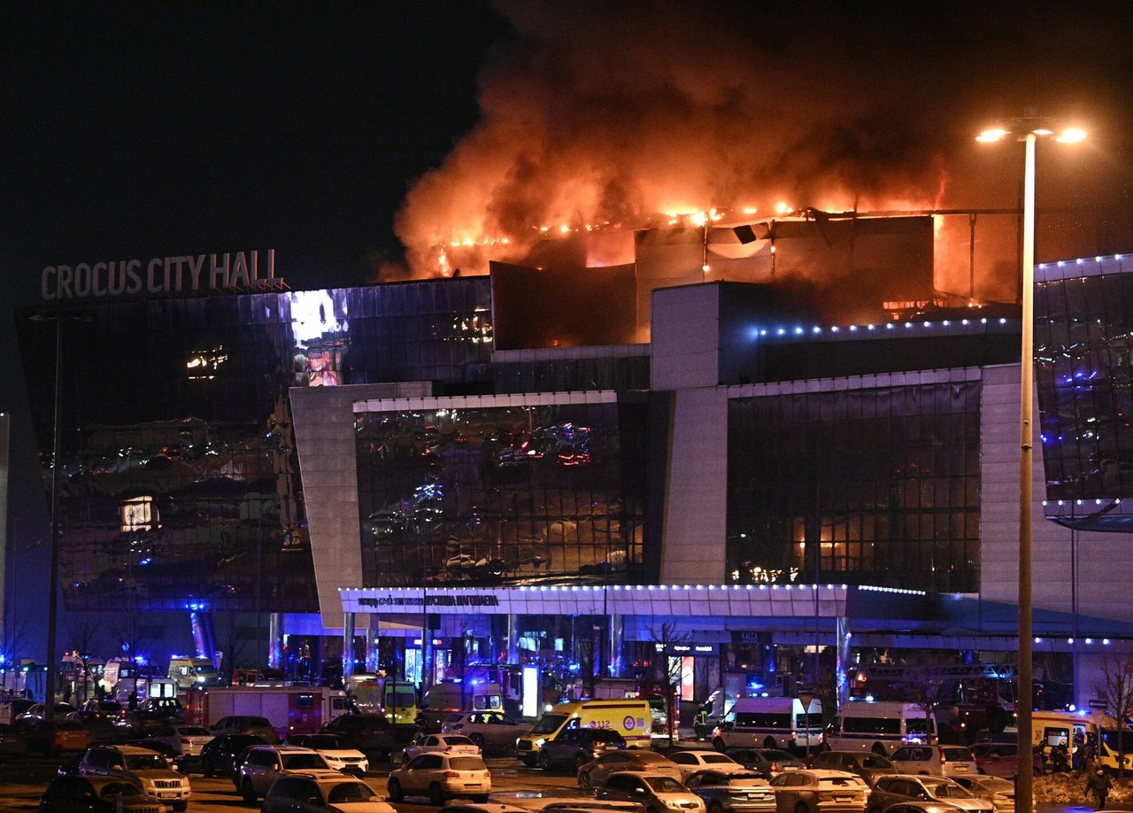 Strzelanina, eksplozje i pożar hali koło Moskwy. Zginęło ponad 60 osób