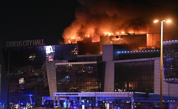Strzelanina, eksplozje i pożar hali koło Moskwy. Zginęło ponad 60 osób