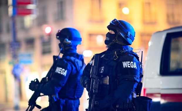 Strzelanina w Wiedniu. Trwa obława na "mocno uzbrojonych" zamachowców