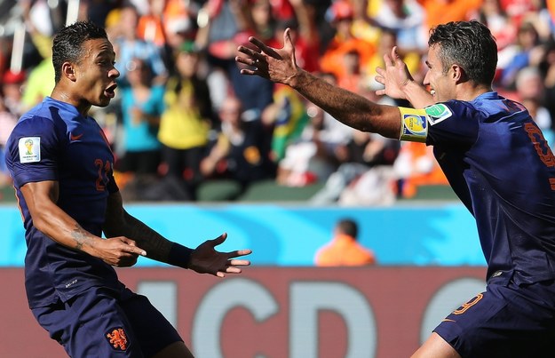 Strzelcy goli dla Holandii - Memphis Depay i Robin van Persie /MOHAMED MESSARA /PAP/EPA