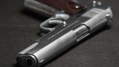 Strzelił do policjantów z broni czarnoprochowej. Ruszył proces Krzysztofa J.