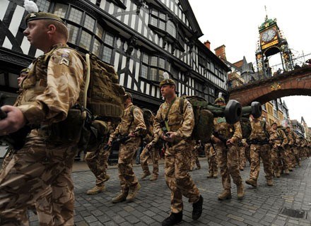 Stu żołnierzy 1. Batalionu pułku Royal Welsh przemaszerowało ulicami Chester, Anglia, 25 września 20 /AFP