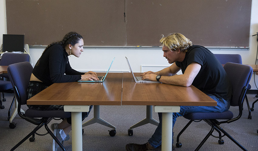 Studenci Brooke Rapko i John Chetwynd pokazują, jak... nie należy siedzieć przed komputerem /San Francisco State University  /Materiały prasowe
