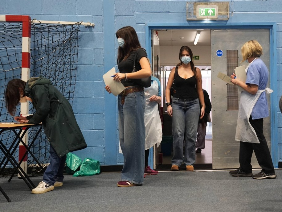 Studenci czekający w kolejce po szczepionkę /Gareth Fuller    /PAP/PA