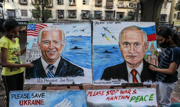 Studenci Gurukul School of Art malują portrety prezydenta USA Joe Bidena i prezydenta Rosji Władimira Putina z przesłaniem życzącym pokoju między Ukrainą a Rosją w Bombaju w Indiach /DIVYAKANT SOLANKI /PAP/EPA