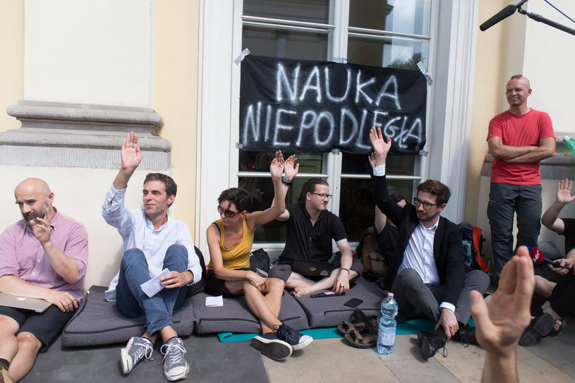 Studenci i wykładowcy Uniwersytetu Warszawskiego protestowali przeciwko ustawie "Konstytucja dla Nauki" /Jacek Lagowski /Agencja FORUM