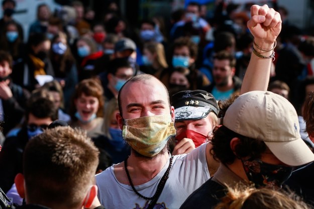 Studenci jednego z belgijskich uniwersytetów protestowali przeciwko koronawirusowym obostrzeniom /STEPHANIE LECOCQ  /PAP/EPA