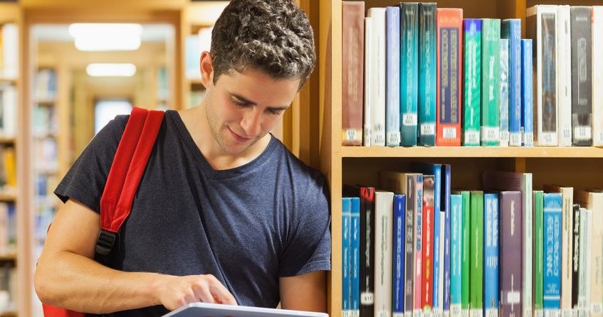 Studenci najczęściej podpisują umowy o dzieło, zlecenia lub o pracę tymczasową /123RF/PICSEL