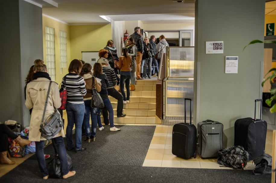 Studenci oczekujący na zakwaterowanie w jednym z akademików. /Wojciech Pacewicz /PAP