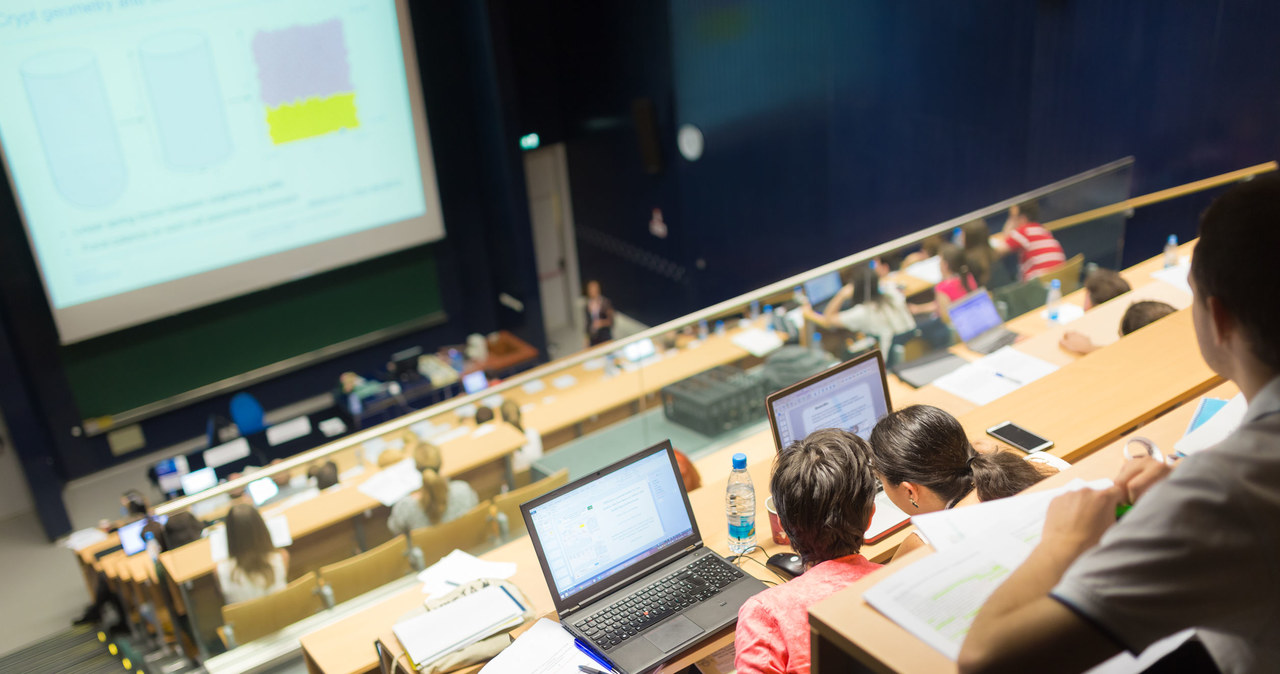 Studenci pobierający rentę rodzinną powinni do końca października złożyć wniosek i zaświadczenie o kontynuowaniu nauki. /123RF/PICSEL