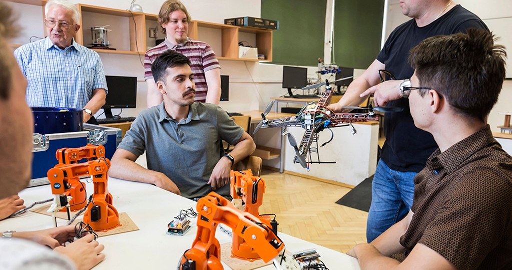 Studenci pracujący nad konstrukcjami robotycznymi na Politechnice Gdańskiej /materiały promocyjne