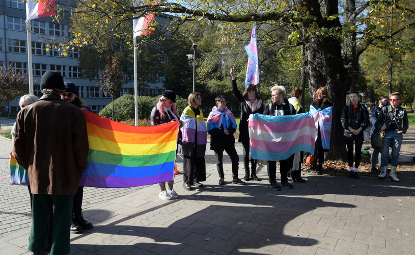 Studenci protestowali przed Uniwersytetem Pedagogicznym przeciwko nieposzanowaniu praw osób transpłciowych /Marek Lasyk  /East News