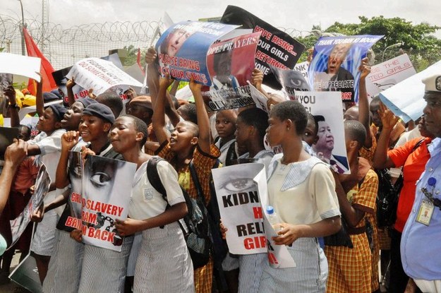 Studenci protestują po tym, jak Boko Haram porwało ponad 200 dziewcząt /STR /PAP/EPA