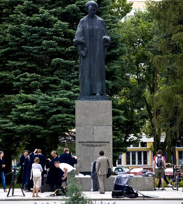 Studenci przed pomnikiem Marii Curie-Skłodowskiej w Lublinie /Wojciech Pacewicz /PAP