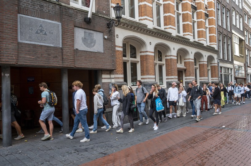 Studenci w Amsterdamie /EVERT ELZINGA / ANP /AFP