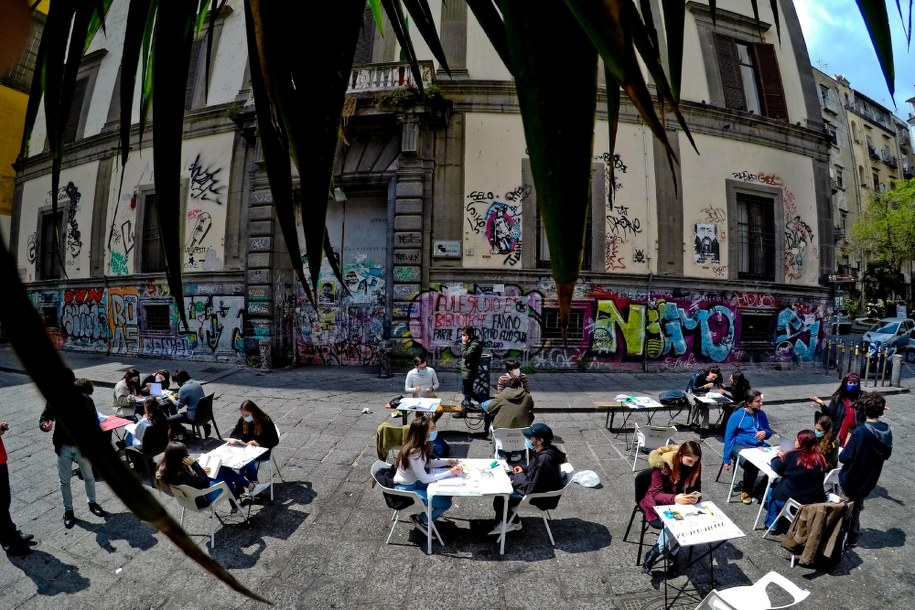 Studenci w Neapolu uczący się pod gołym niebem /CIRO FUSCO /PAP/EPA