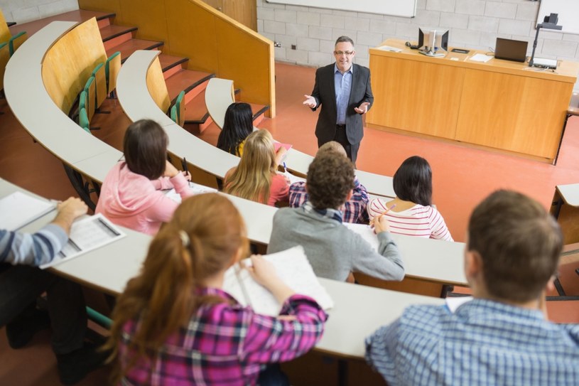 Studenci w Polsce na razie nie wykorzystują sztucznej inteligencji do pisania prac zaliczeniowych /123RF/PICSEL