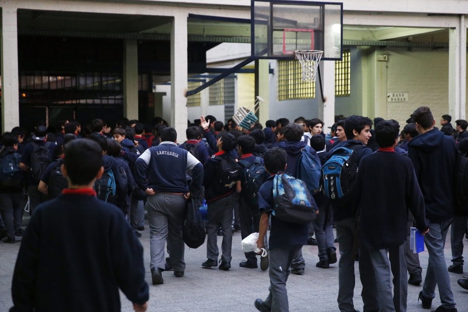 Studenci w Santiago ewakuowani po wstrząsach /MARIO RUIZ /PAP/EPA