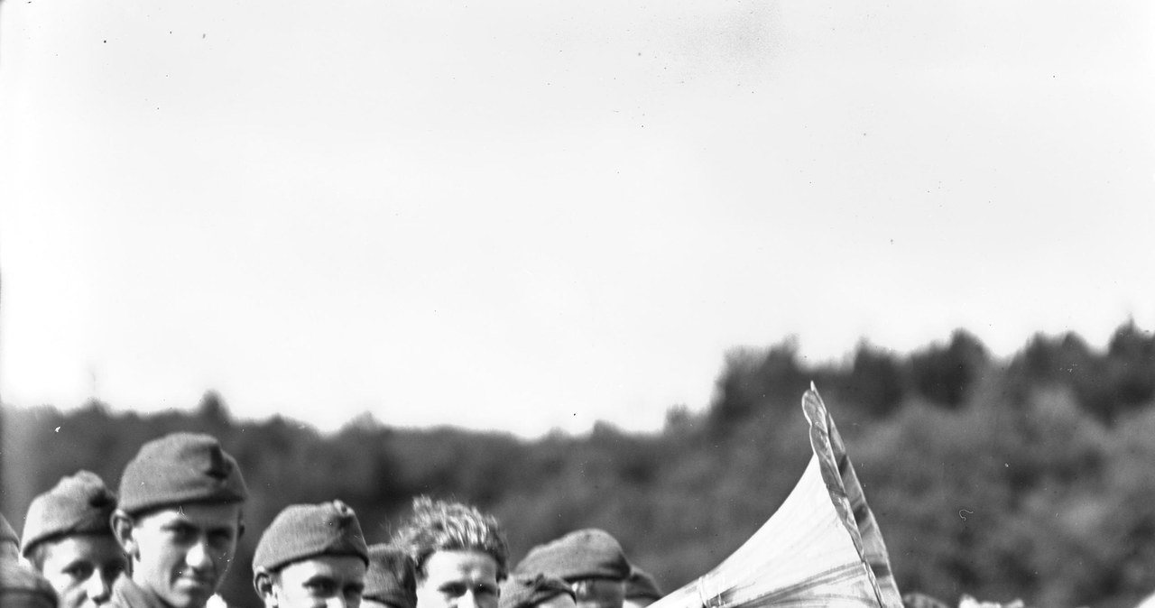 Studenci w szeregach wojska, zdjęcie z ćwiczeń w 1926 roku /Z archiwum Narodowego Archiwum Cyfrowego