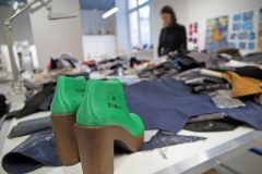 Studenci wzornictwa uczą się szyć buty. „Mierzyłem, muszę przyznać, że są bardzo wygodne”