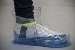 Studenci wzornictwa uczą się szyć buty. „Mierzyłem, muszę przyznać, że są bardzo wygodne”