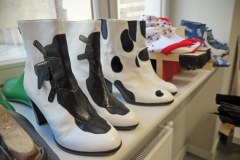 Studenci wzornictwa uczą się szyć buty. „Mierzyłem, muszę przyznać, że są bardzo wygodne”