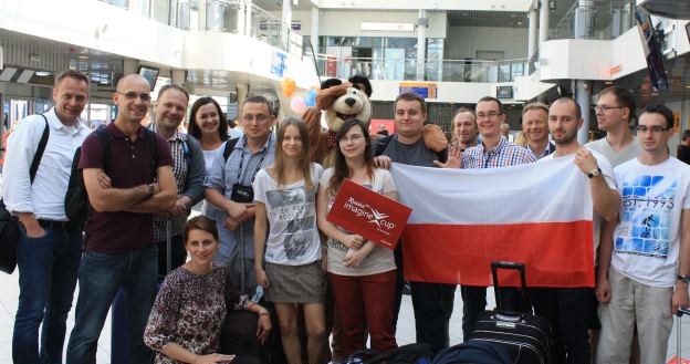 Studenci z Gdańska, Warszawy i Poznania, oraz przedstawiciele polskiego oddziału Microsoft, po przylocie do Petersburga na finały Imagine Cup 2013 /INTERIA.PL
