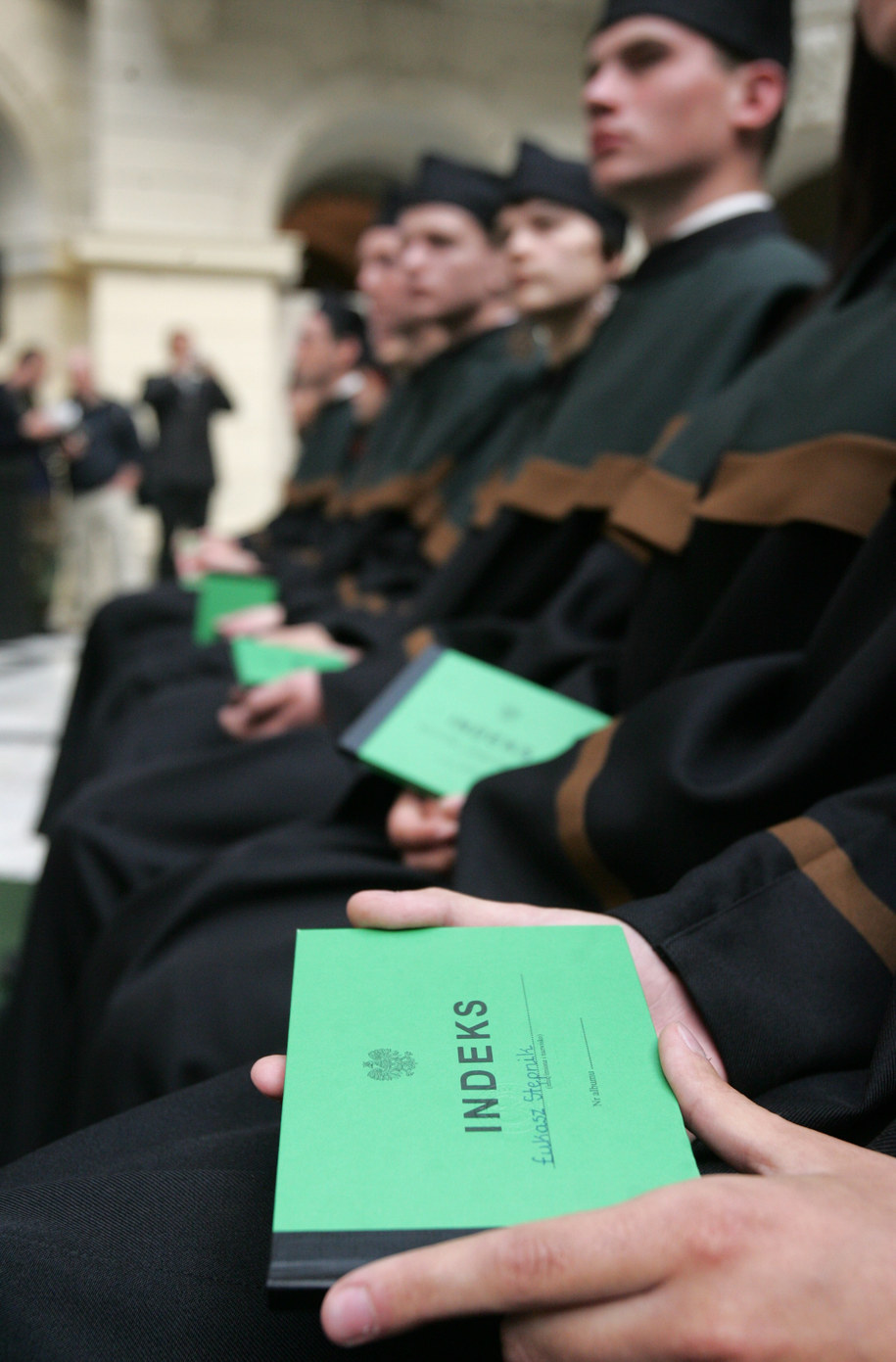 Studenci z indeksami na inauguracji roku akademickiego na Politechnice Warszawskiej /Bartłomiej Zborowski /PAP