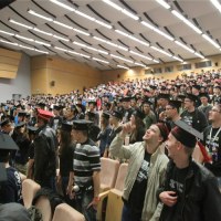 Postanowili pobić rekord w jednoczesnym podrzucaniu akademickich biretów