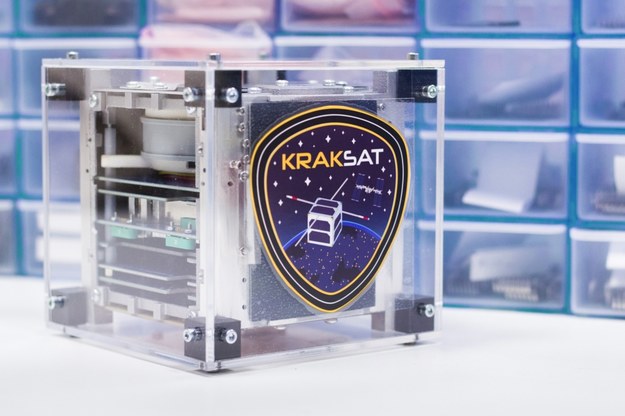 Studencki KRAKsat jako pierwszy na świecie zbada czy ciecz magnetyczna, czyli ferrofluid, wprawiony w ruch wpływa na położenie satelity w kosmosie /Fot. KRAKsat /Materiały prasowe